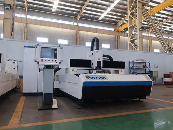 CNC 1000w օպտիկամանրաթելային լազերային կտրող մեքենայի գին